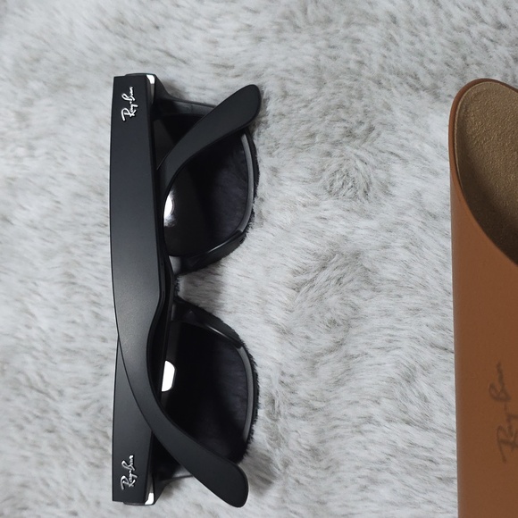 Ray-Ban Meta Black Sunglasses with Tan Case - Picture 3 of 3